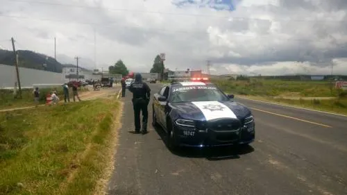 Por falta de agua y luz, habitantes de Cuyuaco mantienen bloqueada la carretera Amozoc-Teziutlán