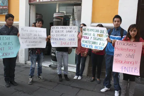 Maestros de inglés despedidos se manifestaron afuera del Congreso