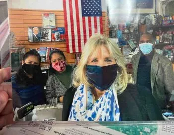 Jill Biden, viral tras comprar en un local de revistas hispano