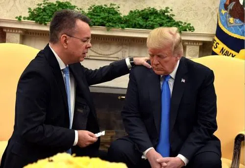 Pastor de EU liberado por Turquía se reúne con Trump