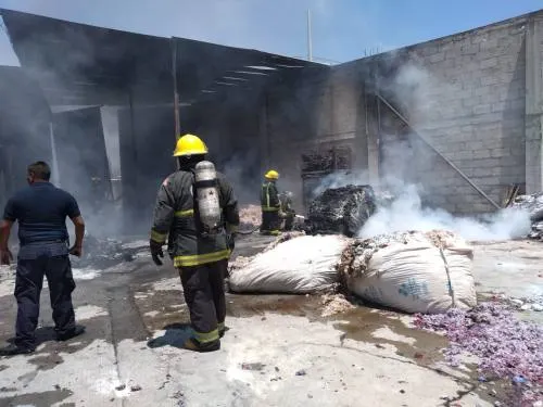 Bomberos sofoca incendio de bodega en la colonia El Salvador