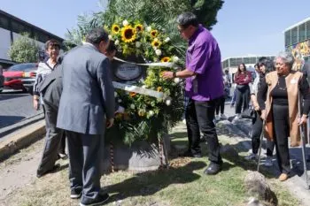 Conmemoran sexto aniversario luctuoso del activista Emmanuel Vara; develan placa en su honor