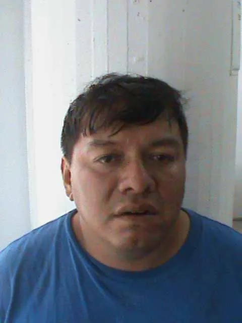 Policía Estatal ubica bodega con vehículos robados y asegura a tres sujetos