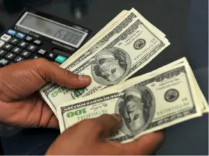 Bancos del DF venden dólar hasta en 17.15 pesos