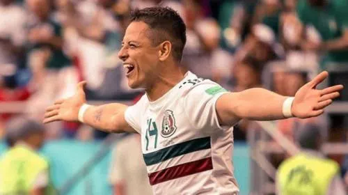 “Chicharito” le “tira el perro” a Yuya (FOTO)