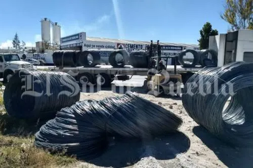 Tráiler deja tirado rollos de alambrón en la carretera federal a Atlixco