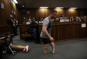Pistorius camina sin prótesis en la corte para pedir clemencia
