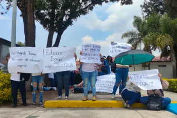 Protestan docentes de educación especial en Puebla; exigen destitución de directora