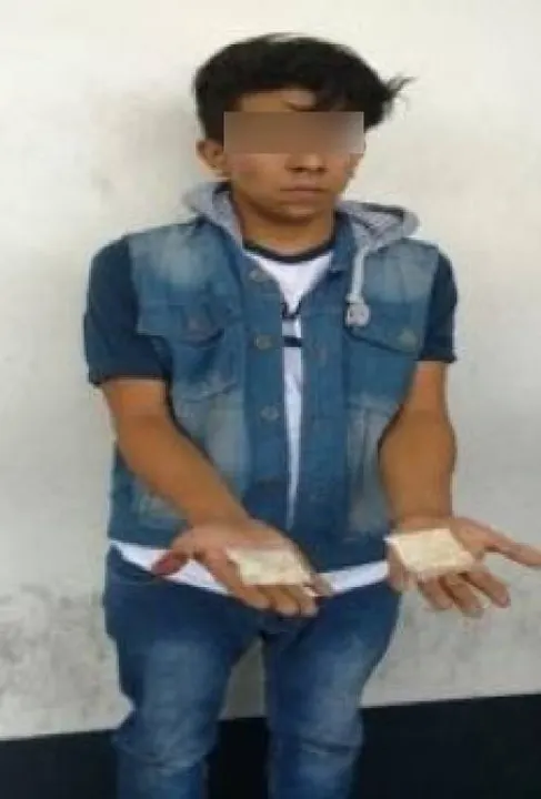 Detienen a dos jóvenes en posesión de metanfetaminas