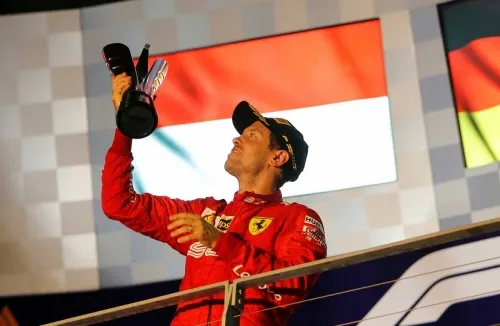 Vettel gana en Singapur tras sequía de un año