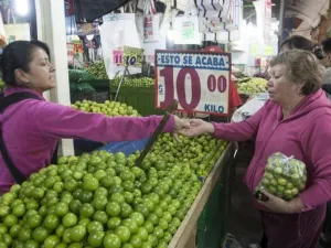 Según INEGI, precios al consumidor bajaron en mayo