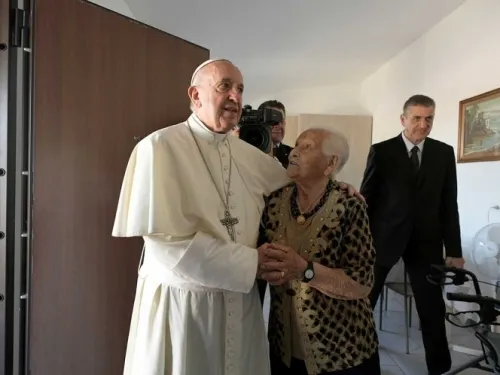 El Papa visita a damnificados de terremoto de 2016 en Italia