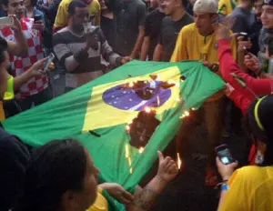 Queman bandera de Brasil tras perder contra Alemania