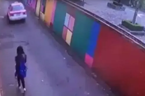 Video: Taxista asalta con violencia a joven de secundaria