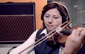 Lanza Genoveva Huerta promocional de campaña tocando el violín
