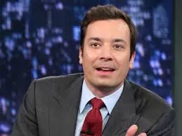 Presentador de los Globos de Oro hace bromas sobre Trump