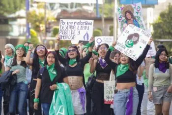 Oleada verde para exigir la despenalización del aborto volvió a cubrir las calles de Puebla