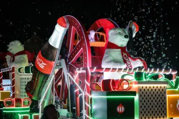 Con bailarines, carros alegóricos y osos polares, así se vivió la Caravana Coca Cola 2024 en Puebla