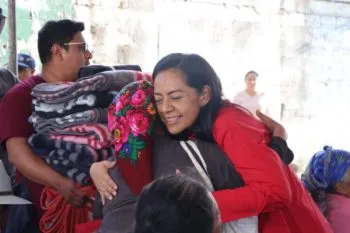 Ariadna Ayala encabeza entrega de cobijas a familias de San Pedro Benito Juárez, en Atlixco