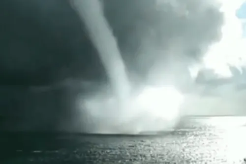 Captan impresionante tromba marina en el Mar Negro