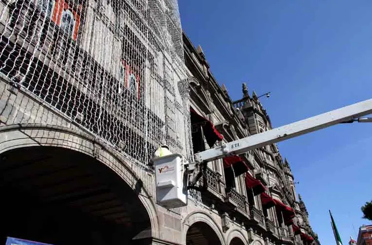 Ayuntamiento de Puebla inicia colocación de iluminación navideña