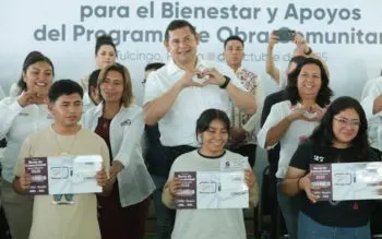 En Tulcingo, Alejandro Armenta entrega becas de conectividad a jóvenes de la región