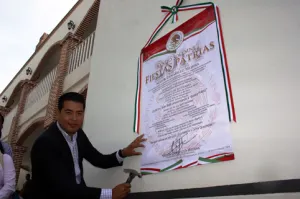 Néstor Camarillo coloca Bando Solemne de Fiestas Patrias para Quecholac