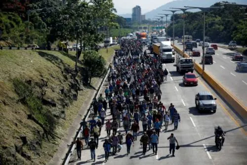 Trump dice que el Ejército podría abrir fuego si es apedreado por migrantes