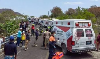 Un saldo de un muerto y 15 heridos dejó volcadura de un camión en el Aguacate