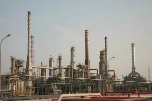 Baja de cotización petrolera presiona reformas en países árabes