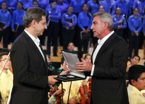 Participa Tony Gali en la entrega de la medalla “Esperanza Azteca” a Esteban Moctezuma