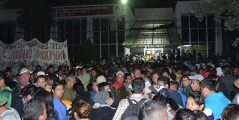 Consignan a 49 normalistas en Michoacán