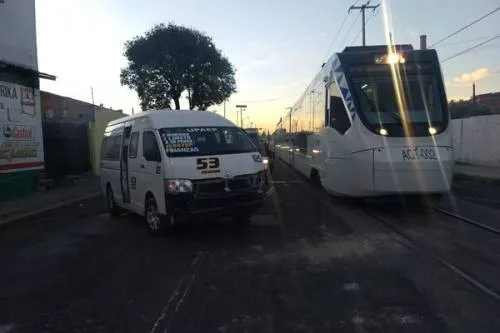 Vehículo particular choca contra ruta 53 en el Bulevar Héroe de Nacozari