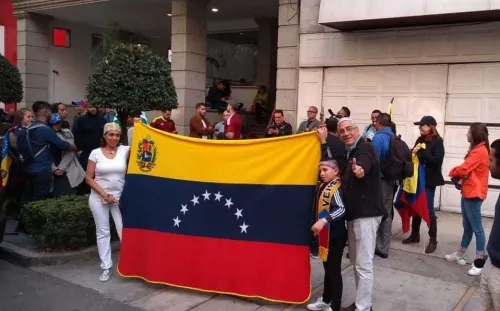 Venezolanos en México se manifiestan en embajada