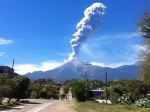 Volcán El Colima emite una fumarola de más de mil metros con ceniza