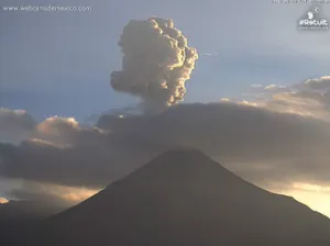 Volcán El Colima emite fumarola de dos mil metros de altura