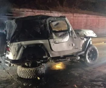 Camioneta cae del segundo piso de la autopista México-Puebla; un menor fue trasladado al hospital