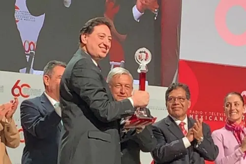 Reconocen trayectoria de Enrique Burak