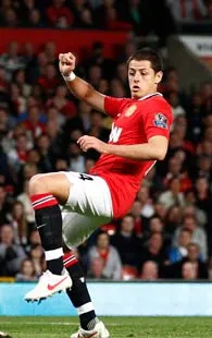 El Chicharito, mete al Manu a la cima