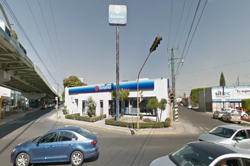 Tres hombres asaltan Banamex de la colonia Gabriel Pastor