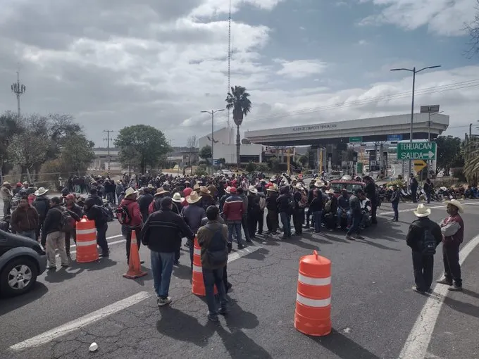 Habitantes de Coyomeapan bloquean la autopista Puebla-Oaxaca