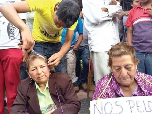 CNTE rapa a maestros porque sí dan clases; la SEP anuncia cese inmediato de agresores