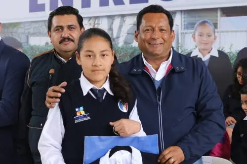 Gobierno del estado entrega uniformes gratuitos en Tetela de Ocampo