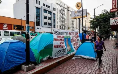 Profesores de la CNTE bloquean la Bolsa Mexicana de Valores