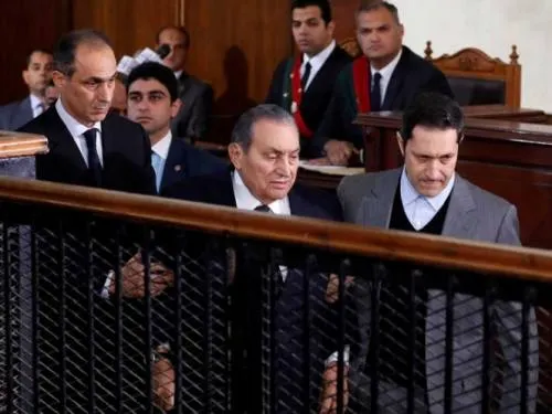 Hosni Mubarak reaparece en Egipto, en juicio contra sucesor