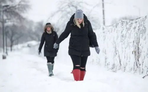 Tormenta invernal paraliza actividades en el sureste de EU; cancelan más de mil vuelos