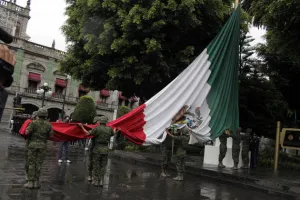 Funcionarios desairan izamiento de bandera en zócalo