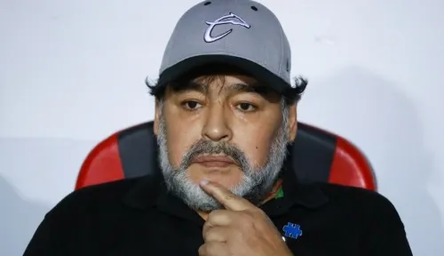 Maradona niega padecer alzheimer; con las enfermedades no, pide
