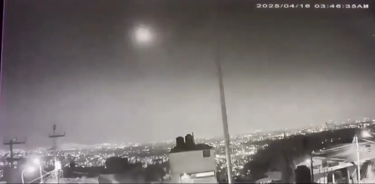¿Cayó un meteorito en CDMX? Reportan estruendo y destello en la madrugada