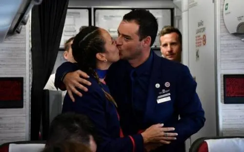 Por primera vez, el Papa casa a una pareja abordo de un avión